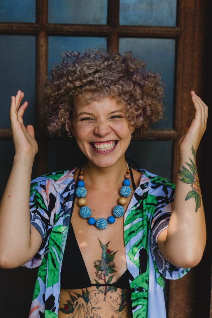 Mulher sorrindo ao ar livre