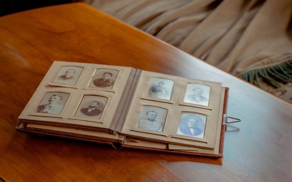 Álbum de retratos antigos aberto sobre uma mesa de madeira